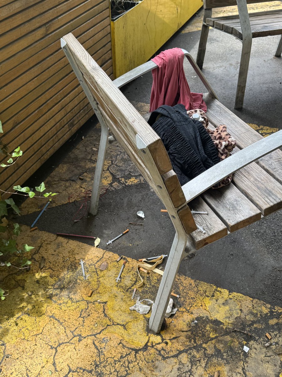 Jo aquí tinc la “percepció” de que hi ha xeringues de consum de droga a la via pública (superilla #SantAntoni), però potser m’equivoco. Ja us dic, és una percepció.