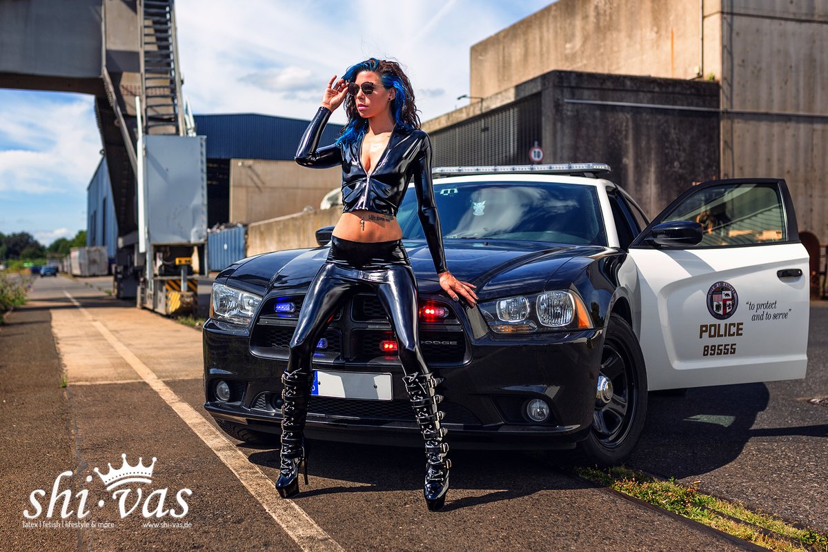 Latex-Cop Coco unterwegs auf Streife! 😉 Schaut euch auch die weiteren Fotos auf der Website an -> shi-vas.de/latex-cop-coco/

#shinydivas #latex #latexuniform #latexcop #latexinpublic #latexphotography #latexgirl