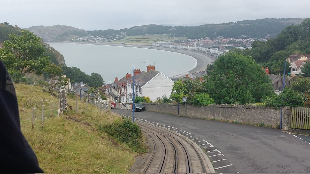 rhino_on_rails's tweet image. Descending jou into Llandudno