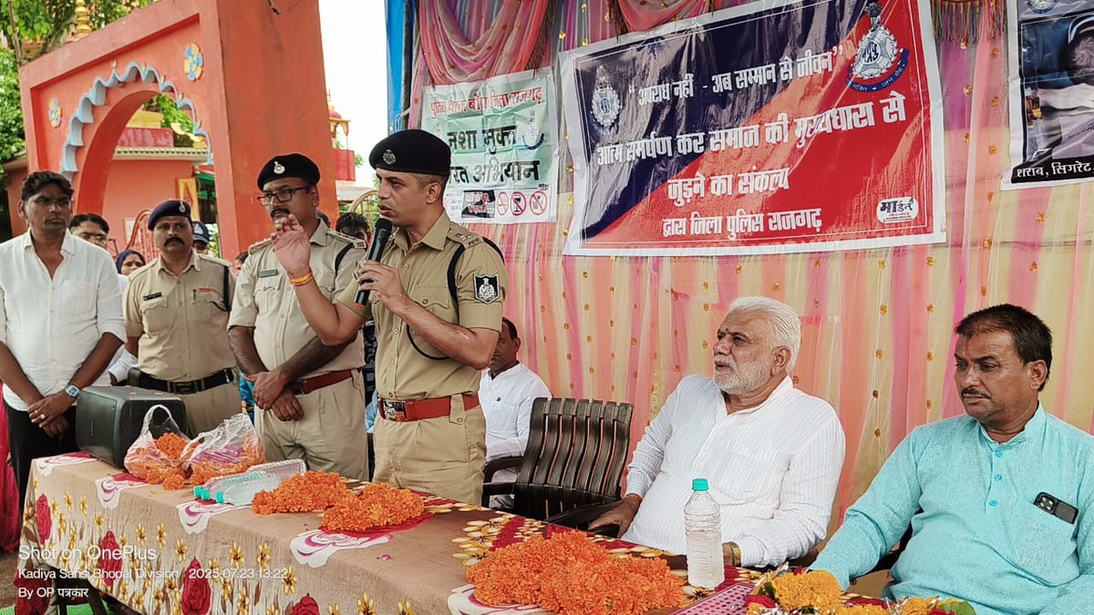 RajgarhSp's tweet photo. ऐतिहासिक आत्मसमर्पण | राजगढ़ पुलिस थाना बोडा @RajgarhPolice के ग्राम गुलखेड़ी व कड़िया सांसी के ₹3.5 लाख इनामी 36 अपराधियों ने किया आत्मसमर्पण। #MadhyaPradeshPolice #SamarpanAbhiyan #CrimeFreeMP
@MPPoliceDeptt
@CMMadhyaPradesh
@DGP_MP
@ips_kmak
@IGP_Bpl_Rural
@DIG_BPL_RURAL https://t.co/5y8ae7pkrM