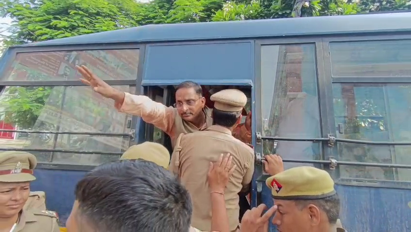 UPkesari's tweet photo. #लखनऊ
स्वामी प्रसाद मौर्य के आवास पर पुलिस तैनात
आवास पर विश्व हिंदू रक्षा परिषद के नेता पहुंचे
कांवड़ियों के खिलाफ आपत्तिजनक बयान का विरोध
सनातन धार्मिक भावना को आहत करने का आरोप
पुलिस ने नेताओं, कार्यकर्ताओं को हिरासत में लिया
#Lucknow #SwamiPrasadMaurya #VHPworkers https://t.co/W1CHpcjExb