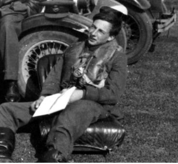 pettore's tweet image. Lost his life this day 24th. July 1941.
PO. Eric Simcox Marrs. DFC.
One of THE FEW.
bbm.org.uk/airmen/Marrs.h…
His Spitfire was shot down and he was killed.
He is buried in Kerfautras Cemetery, Brest, France.
Age 20.
