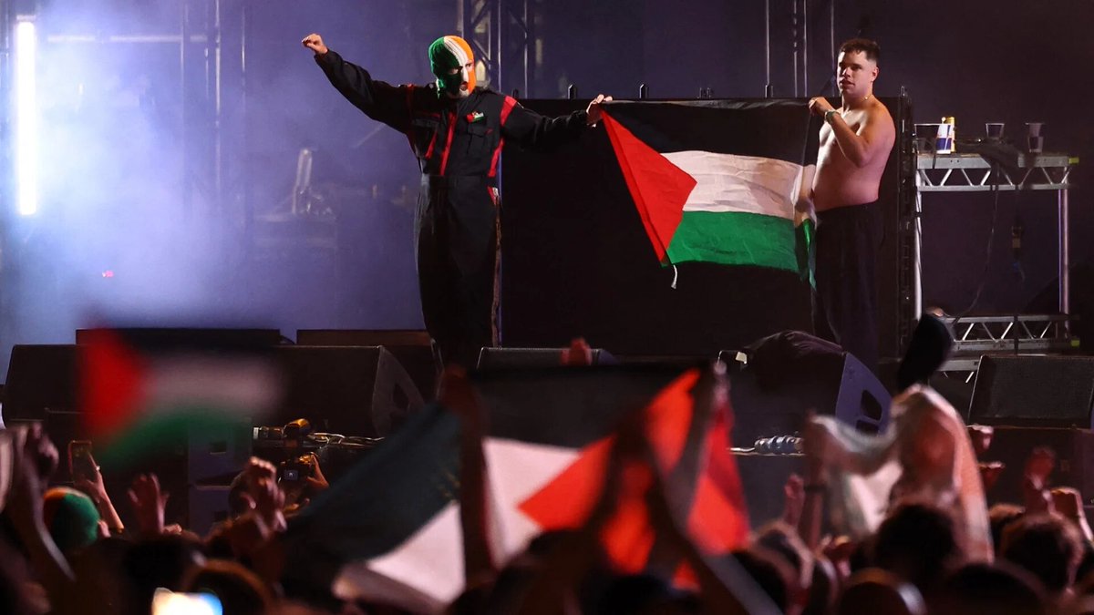 panyiszabolcs's tweet image. 💥Viktor Orbán’s government banned Irish band Kneecap from entering Hungary over “antisemitic hate speech,” per gov’t propaganda paper Magyar Nemzet. Kneecap were set to play Sziget Festival on August 11, but Orbán's government urged cancellation—which Sziget organizers refused.