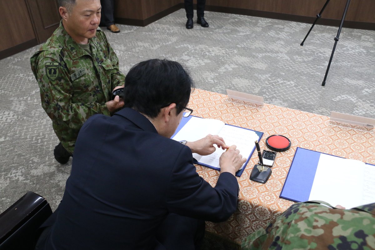 Gsdf_Camp_Iwate's tweet image. #岩手 #自衛隊 #駐屯地 #さんさ #締結式
　７月２２日（火）岩手駐屯地において第４８回盛岡さんさ踊り協力協定書締結式を行いました。岩手駐屯地が盛岡さんさ踊り開催期間中に照明協力を行うことを締結するもので、人員約３０名、照明塔３基により盛岡の熱い夜を照らします。