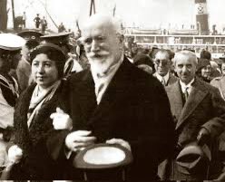 ozlemdogan_'s tweet image. CHP masalı #LozanBarışAntlaşması: Müslüman Türk milletinin kanını döken Venizelos’la kanka olup karısını Yunan’ın koluna takan, Lozan’a fesle gidip Yahudi şapkası ve İngiliz kıyafetiyle geri dönen, sonra da millet Yahudi şapkasını kabul etmiyor diye darağaçları kuran CHP yalanı!