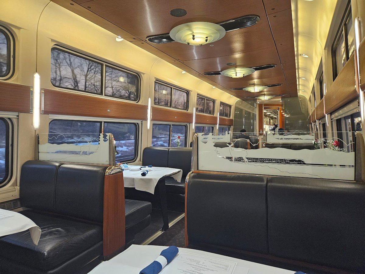superalbs's tweet image. Time for the @_DiningCar on @Amtrak! It's some sort of pasta dish and a slice of cake for me today, which was pretty nice. 😋