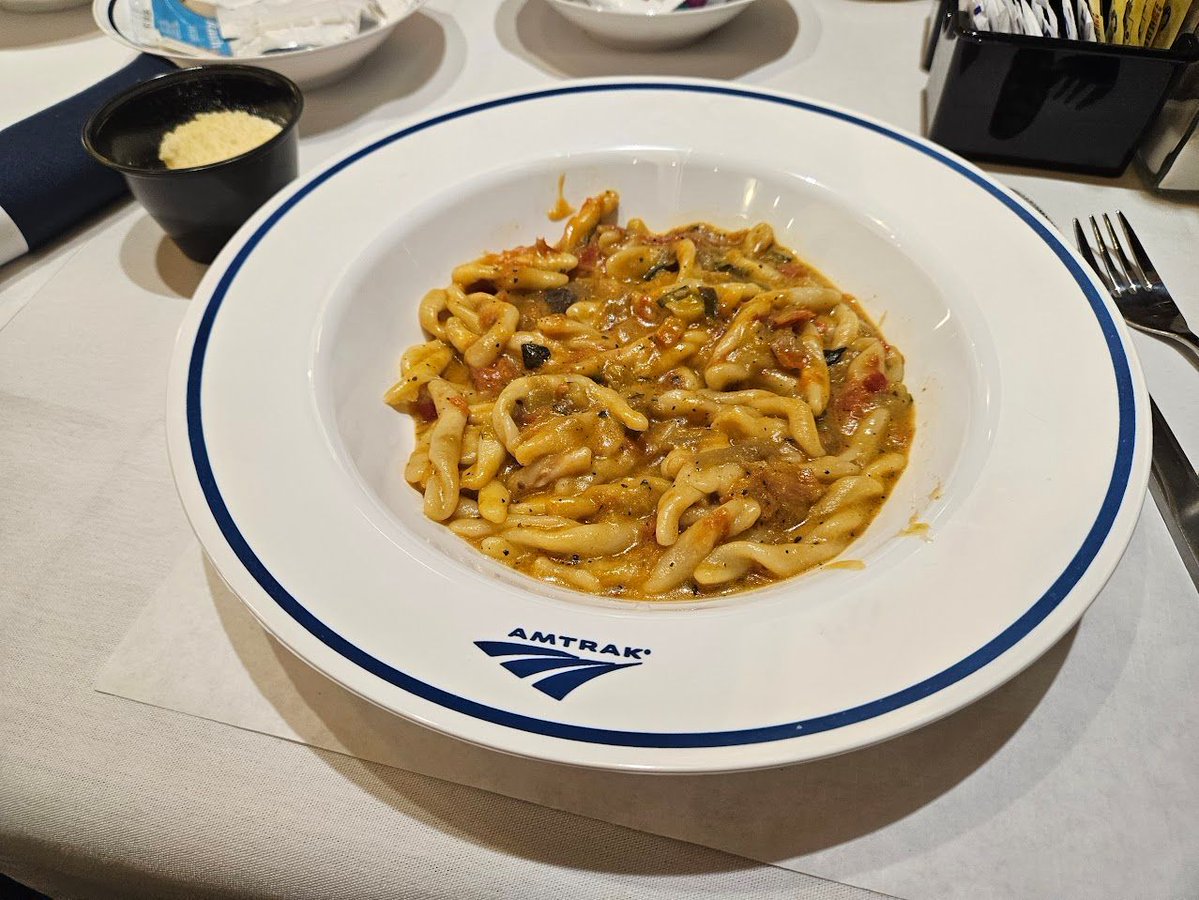 superalbs's tweet image. Time for the @_DiningCar on @Amtrak! It's some sort of pasta dish and a slice of cake for me today, which was pretty nice. 😋