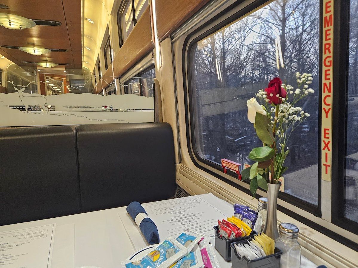 superalbs's tweet image. Time for the @_DiningCar on @Amtrak! It's some sort of pasta dish and a slice of cake for me today, which was pretty nice. 😋