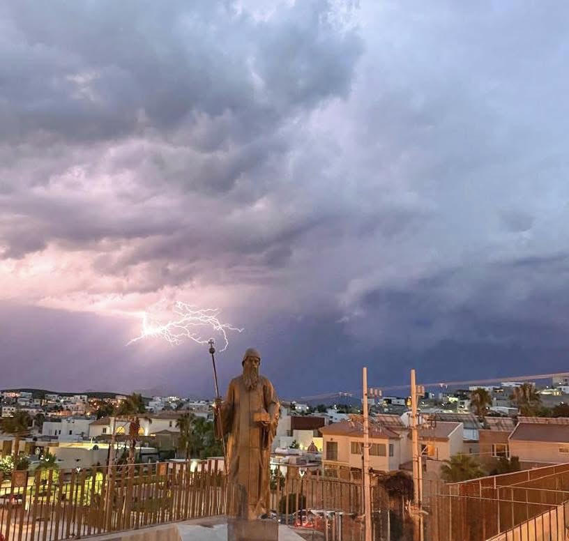 maronitas_es's tweet image. Qué bonita foto de san Marón con un rayo atrás.
Nota: Foto tomada el 22 de julio de 2025 en el atrio de la Parroquia Maronita de San Chárbel en Chihuahua, México.