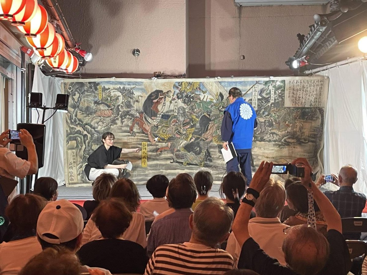 fukuokaC_museum's tweet image. 博多区吉塚では、昨年開催した特別展「大灯籠絵」を機に2枚の大灯籠絵が発見されました。昨日は吉塚地蔵尊の夏季大祭で、新発見の大灯籠絵について、吉塚地蔵尊世話人会の皆さんと担当学芸員が解説を行いました。
皆さんカメラを構えて大注目でした!
7/24今夜も、19:50頃から10分程度公開予定です✨