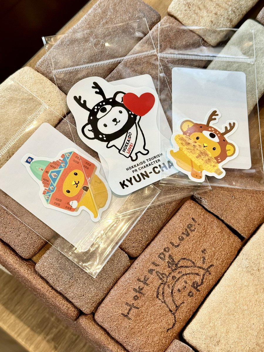 kyunchan_dc's tweet image. キュン💕
新商品「ダイカットステッカー」 が発売キュン💕
・赤れんがデザイン
・ハートを持った白黒デザイン
・とうきびデザイン
どのキュンちゃんにしようかな~✨✨
=================
販売開始日時:7月25日(金)11時~
価格:330円(税込)
販売場所:…