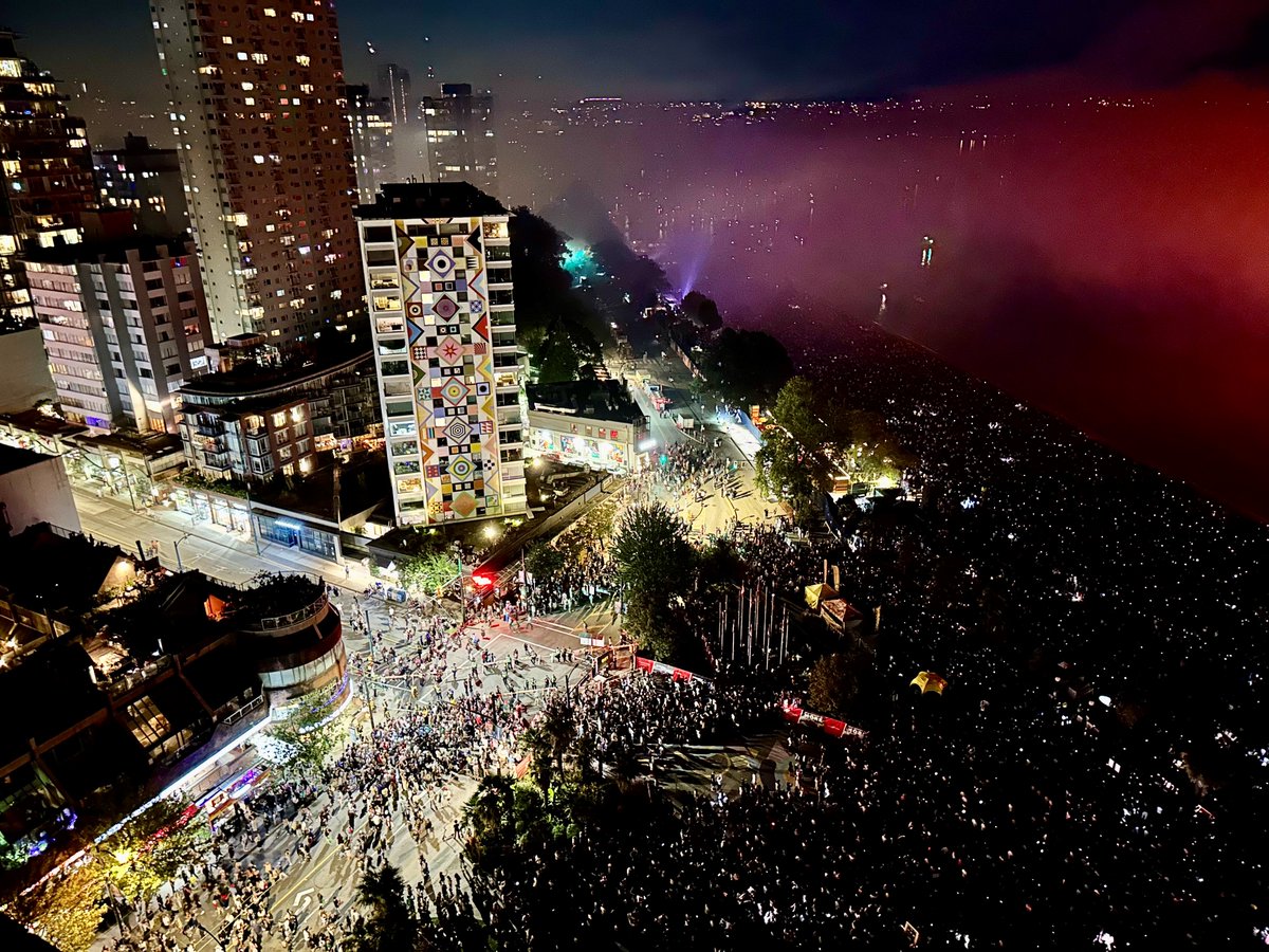 VancouverPD's tweet image. If you’re leaving the area after the Celebration of Light, be patient and follow the direction of our officers. Consider taking side streets when possible to avoid Davie and Denman, which are getting heavily congested.
#CelebOfLight
