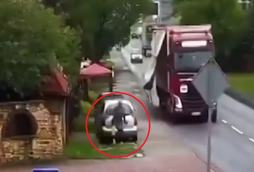 gbbbsjp's tweet image. 【ポーランド】トラックの荷台固定用ベルトが歩行者に直撃　女性が死亡 - re-file.com/44/4962/