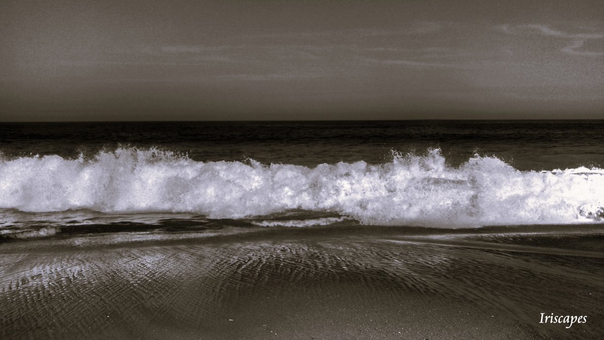 Iriscapes's tweet image. roaring ocean β
how loud
must they be
those cries
for mercy