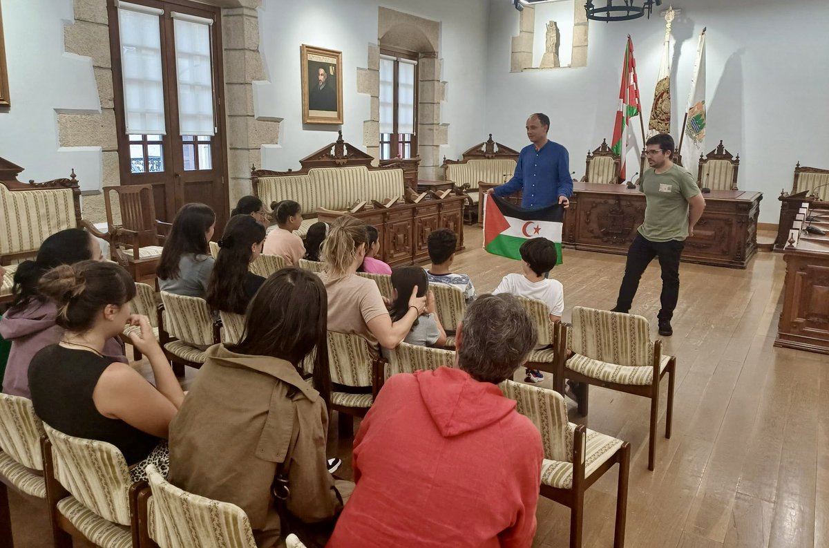 Atzo goizean Hondarribiko Udalak harrera egin zien Pleno Aretoan uda gure artean igarotzera etorri diren Saharako bost haurrei, datozen asteetan bere familia izango direnei, baita Tadamun Elkarteko ordezkariei ere.