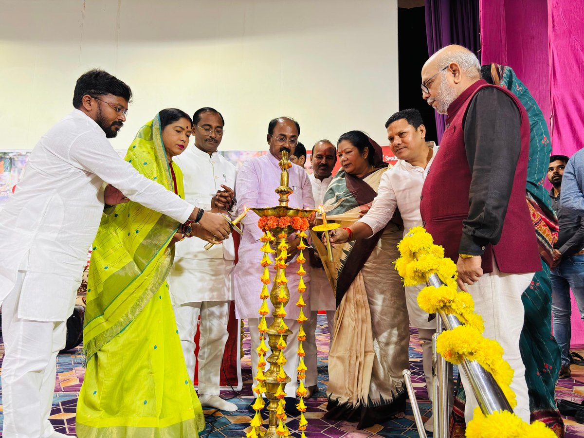 Rajndra_mshrm's tweet image. 📍विंध्यानगर मैत्री सभागार
आज विंध्यानगर स्थित मैत्री सभागार में स्वदेश न्यूज़ की 10 वर्षों की प्रेरणादायी और सामाजिक सरोकारों से जुड़ी यात्रा के उपलक्ष्य में आयोजित “अभिनंदन – विरासत से विकास” कार्यक्रम में सहभागिता का अवसर प्राप्त हुआ।
@SampatiyaUikey @ShipraDUTTA16