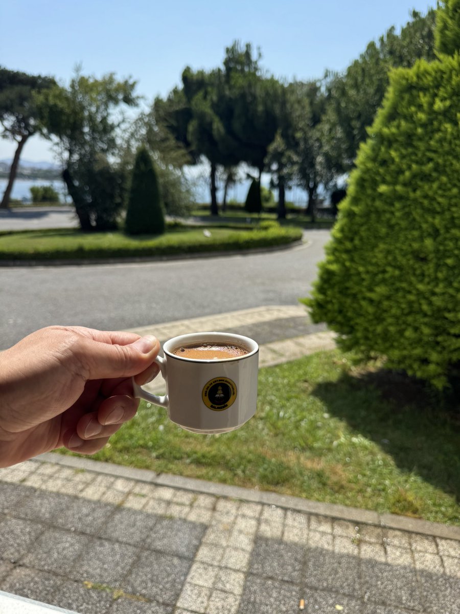 Bildiğim en iyi terapi:
Mesafe, sessizlik ve meşguliyet…

#bikahve☕️