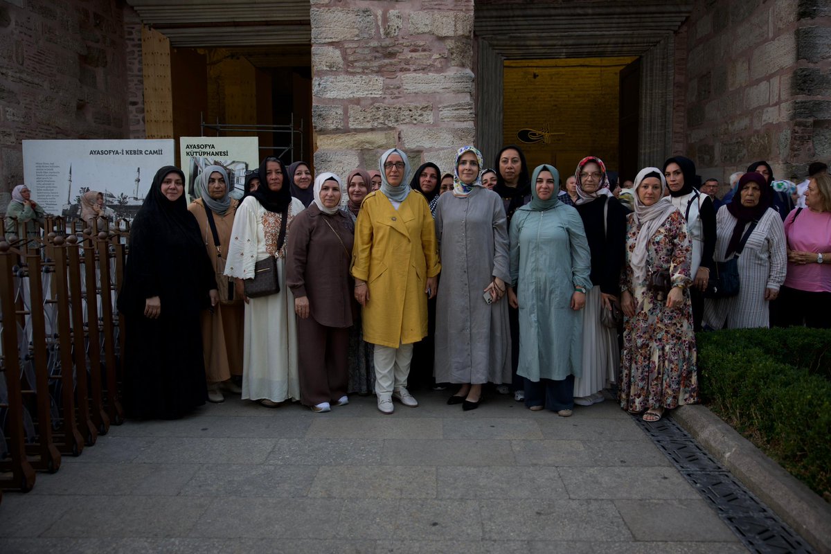 Ayasofya Camii’nde saf tuttuk, secdeye vardık…
Yeniden ibadete açılışının yıl dönümünde, bu kutlu mabedin havasını solumak, ezanını dinlemek, içinde dua etmek tarifsiz bir his.
Hamdolsun🌙