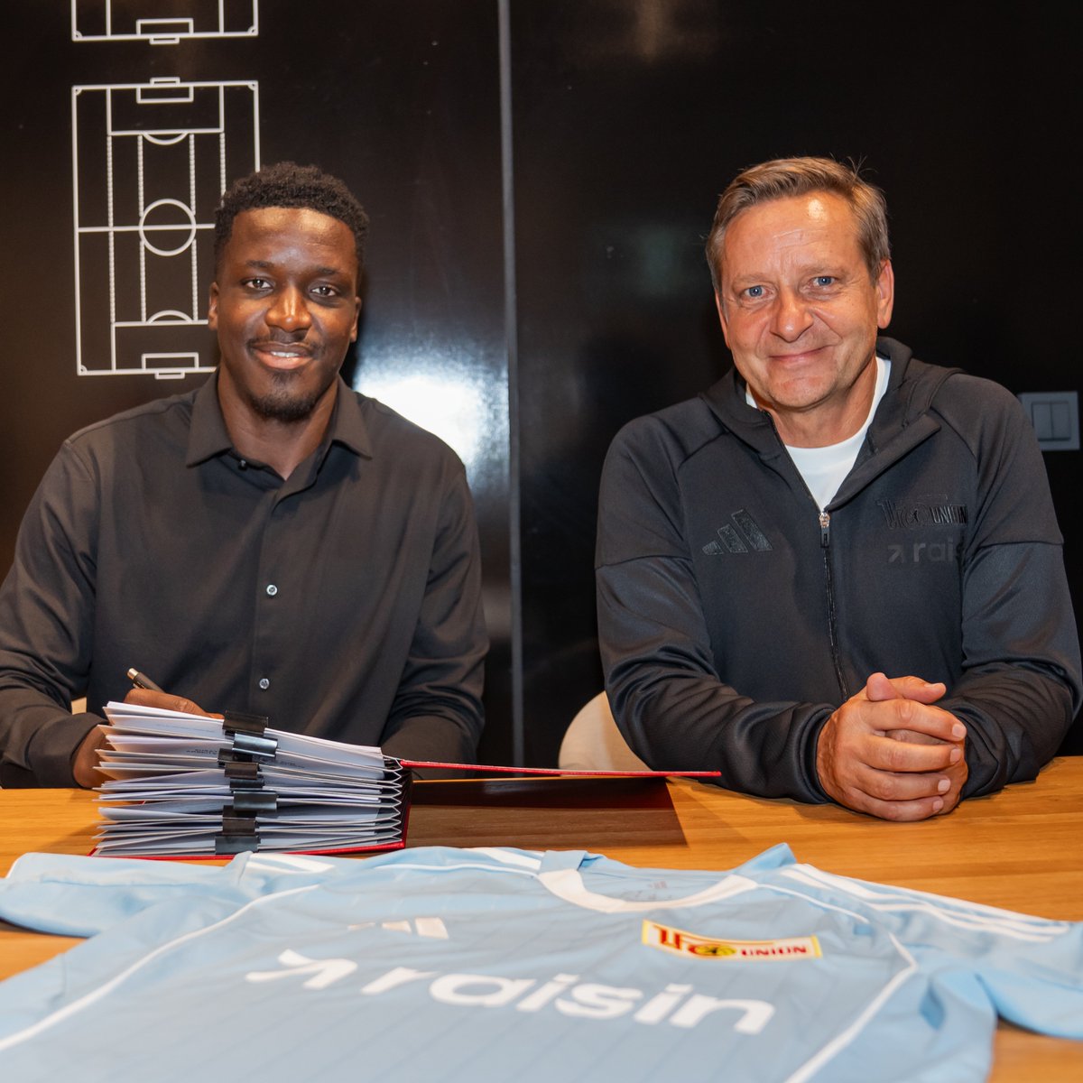 💬 Stanley #Nsoki bei seiner Vertragsunterschrift ...

"Union kämpft mit Herz und Überzeugung, das passt zu mir. Ich habe das Gefühl, dass ich hier mit meiner Spielweise zum Erfolg des Teams beitragen kann."

💬 Horst #Heldt, Geschäftsführer Profifußball Männer des 1. FC Union