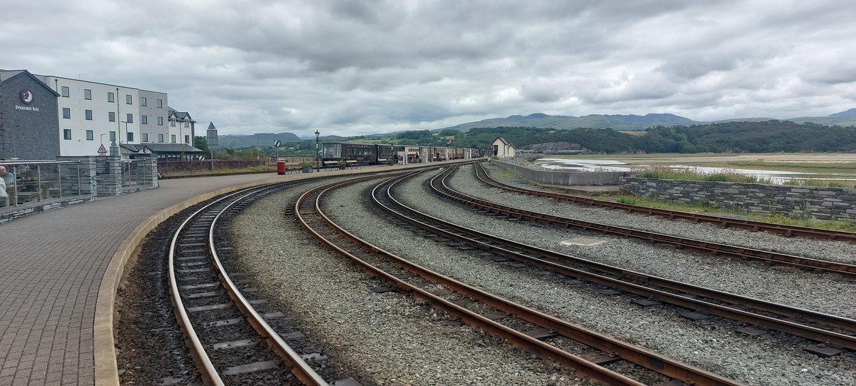 rhino_on_rails's tweet image. Evening spent at Porthmadog