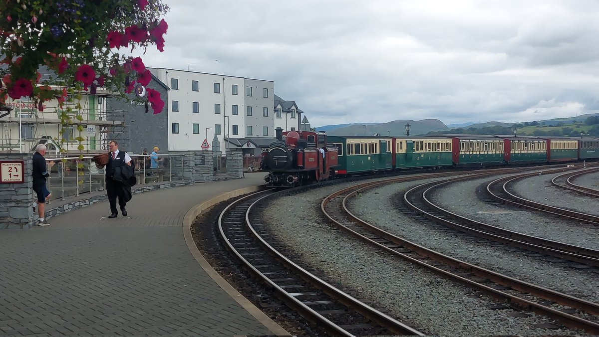 rhino_on_rails's tweet image. Evening spent at Porthmadog