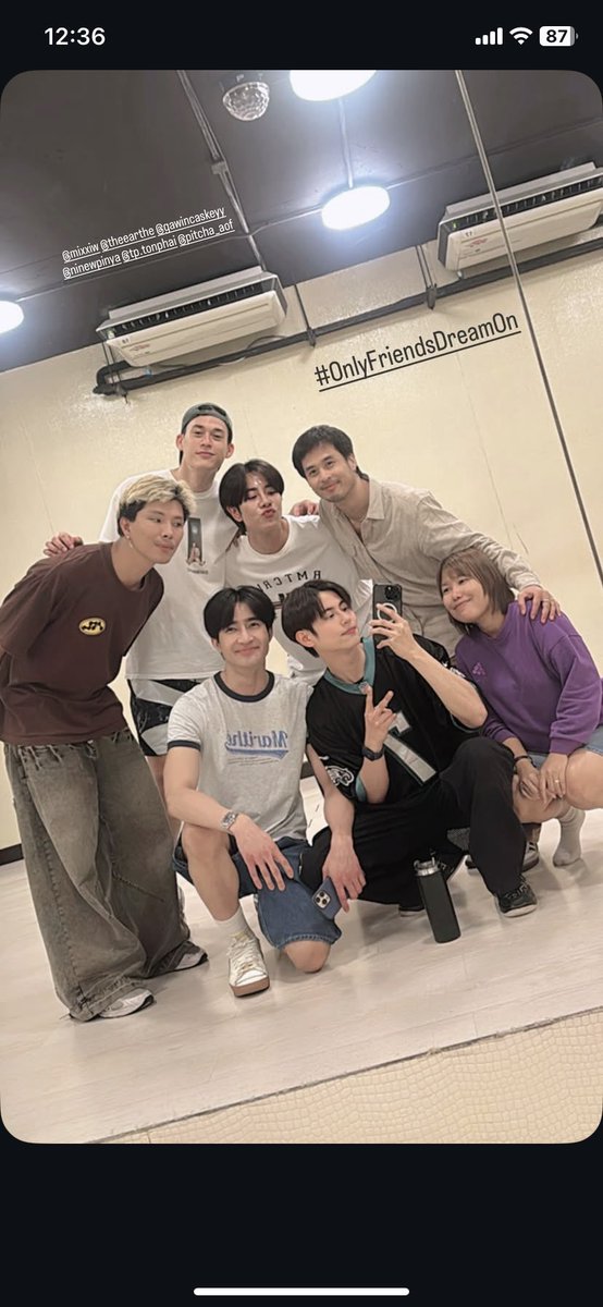 YILOVEY's tweet photo. วันนี้ไปทำอะไรกัน 

#เอิร์ทมิกซ์ #EarthMix #Earthpirapat #mixxiw #OnlyFriendsDreamOn https://t.co/bMS4aolDR3