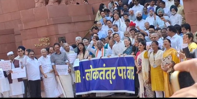 PoliticalKida's tweet photo. Did Sonia Gandhi write this? 

लोकतंत्र ❌
लोकतंतर ✅😂 https://t.co/w3DTWtBx1e
