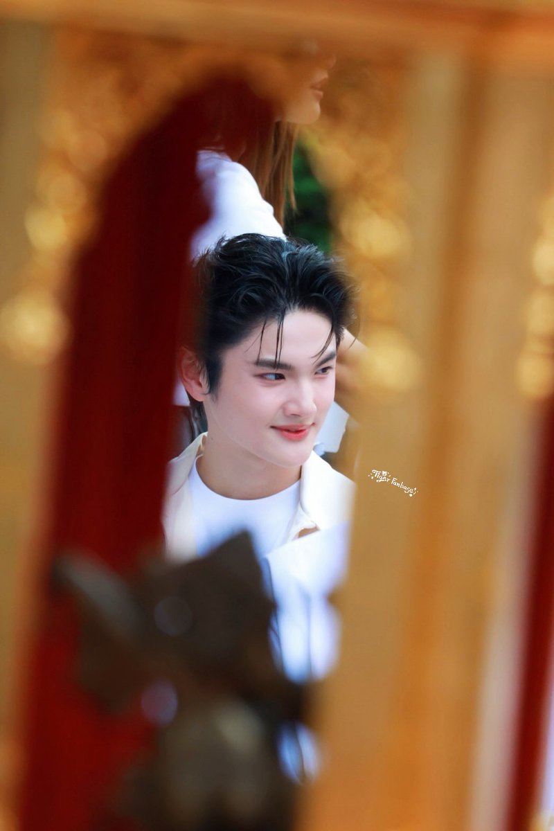 ยิ้มแบบนี้…ใครจะไม่ตกหลุมรักไหว 🐯

WORSHIP SINGSA LATAI

 #บวงสรวงสิงสาลาตาย
˚ ꒰ #igerzz | #tigertanawat ꒱ ♡