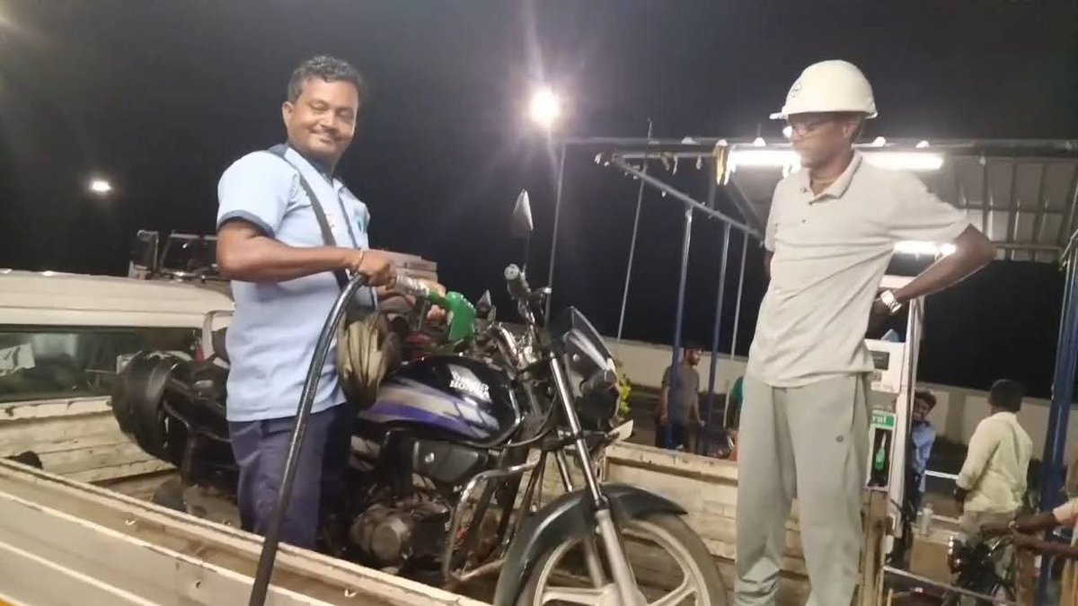 bashipakhala's tweet photo. ରାସ୍ତାରେ ଯିବା ସମୟରେ ବାଇକରୁ ସରିଗଲା ତେଲ, ପ୍ଲାଷ୍ଟିକ ବୋତଲରେ ପେଟ୍ରୋଲ ଦେବାକୁ ସରକାର ମନା କରିଥିବାରୁ ସିଧା ଡାଲା ଅଟୋ ଡାକି ପେଟ୍ରୋଲ ପମ୍ପ ପର୍ଯ୍ୟନ୍ତ ବାଇକ ଟେକି ଆଣିଲେ ମଉସା.. କି କି ଘଟଣା ସବୁ ଦେଖିବାକୁ ମିଳୁଛି ଲୋକଙ୍କ ସରକାରରେ.. https://t.co/ADkWurkr9B