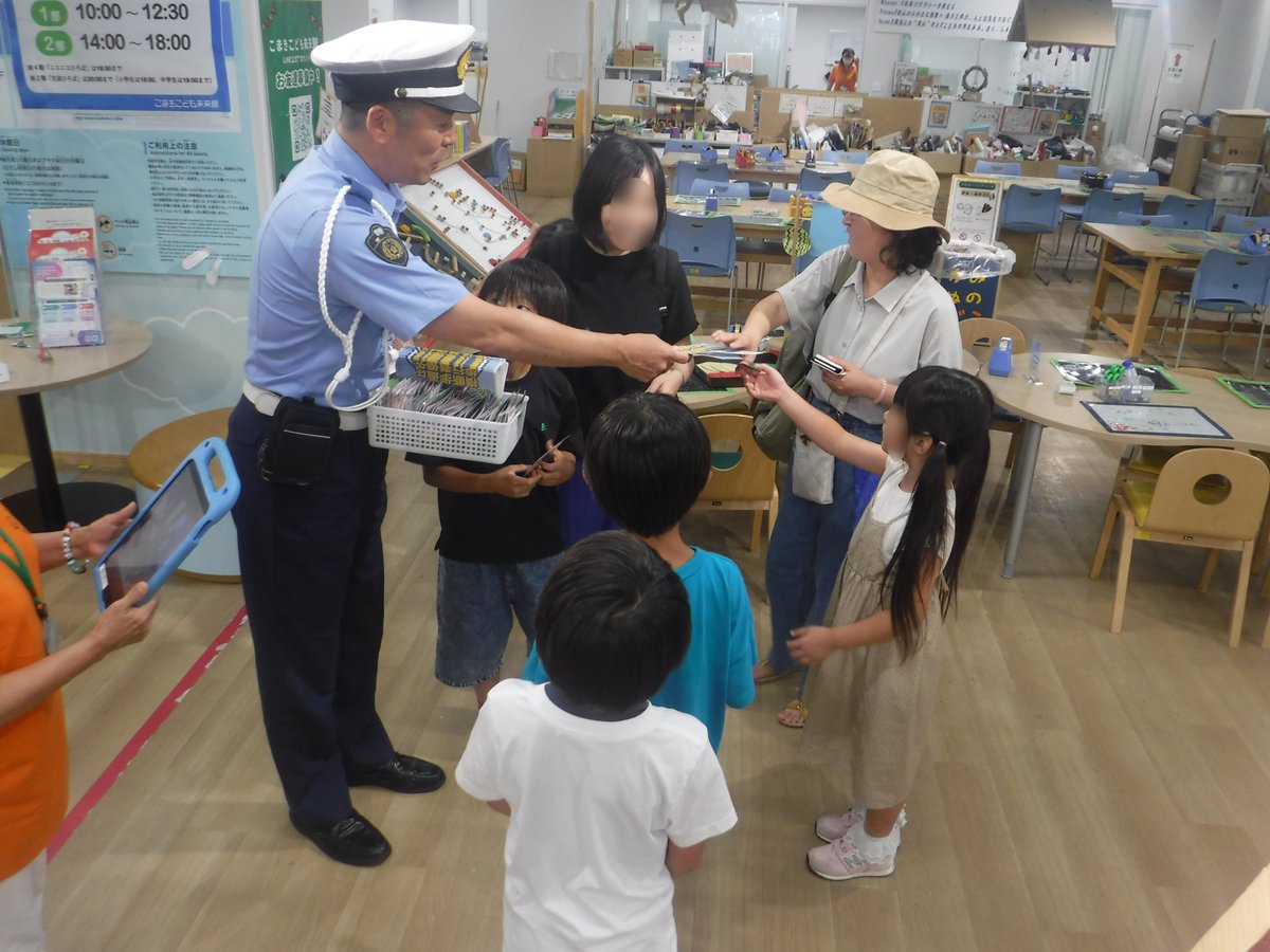 AP_KOUHOU's tweet image. 【#小牧警察署】
7月20日、管内の公共施設で夏休み中の子ども達に交通安全を呼びかける活動を行いました🫡
夏休み中の子ども達へ🧒道路を渡る時は手を挙げて渡りましょう🙋
ドライバーの皆さん🚗夏休みは子ども達が外で遊ぶ機会が増えます❗️飛び出し等の危険を予測し、安全運転に心がけましょう☝️