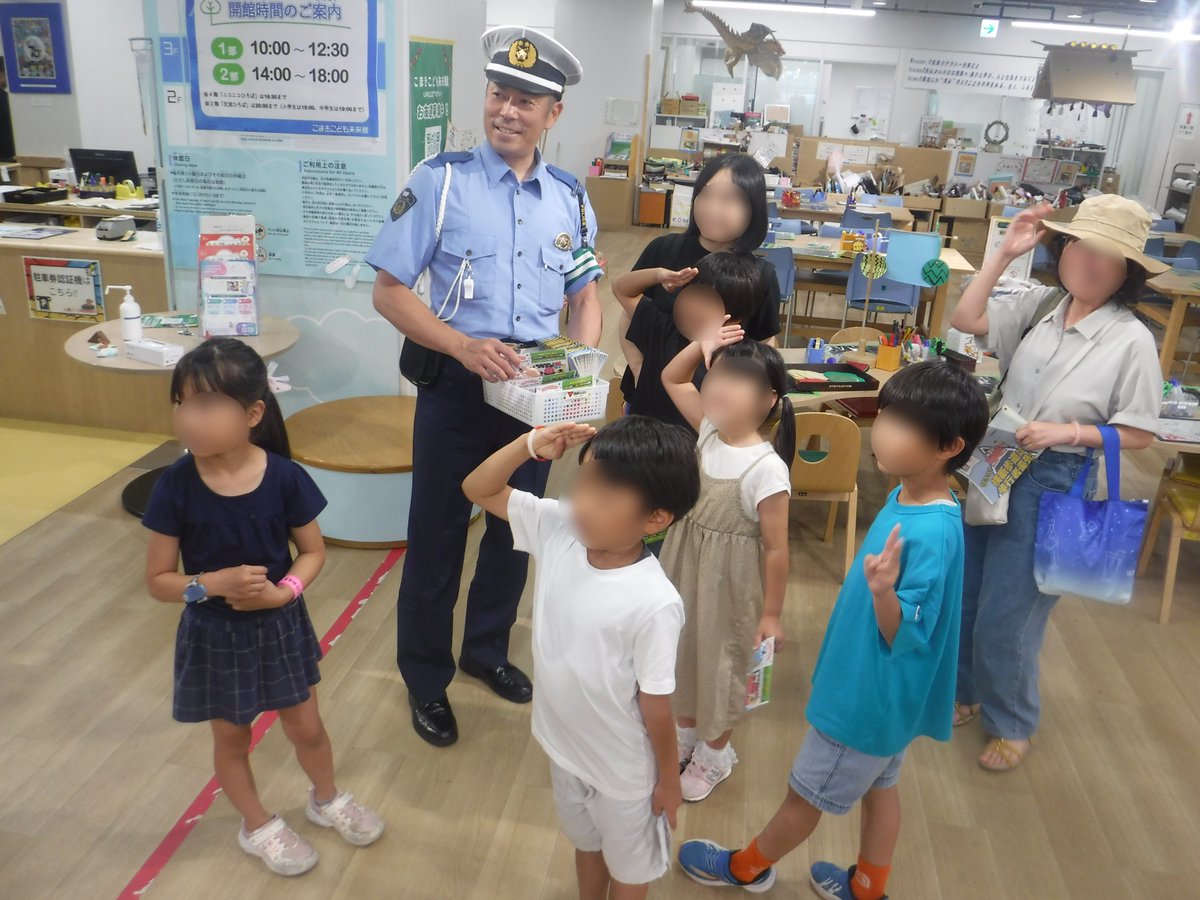 AP_KOUHOU's tweet image. 【#小牧警察署】
7月20日、管内の公共施設で夏休み中の子ども達に交通安全を呼びかける活動を行いました🫡
夏休み中の子ども達へ🧒道路を渡る時は手を挙げて渡りましょう🙋
ドライバーの皆さん🚗夏休みは子ども達が外で遊ぶ機会が増えます❗️飛び出し等の危険を予測し、安全運転に心がけましょう☝️