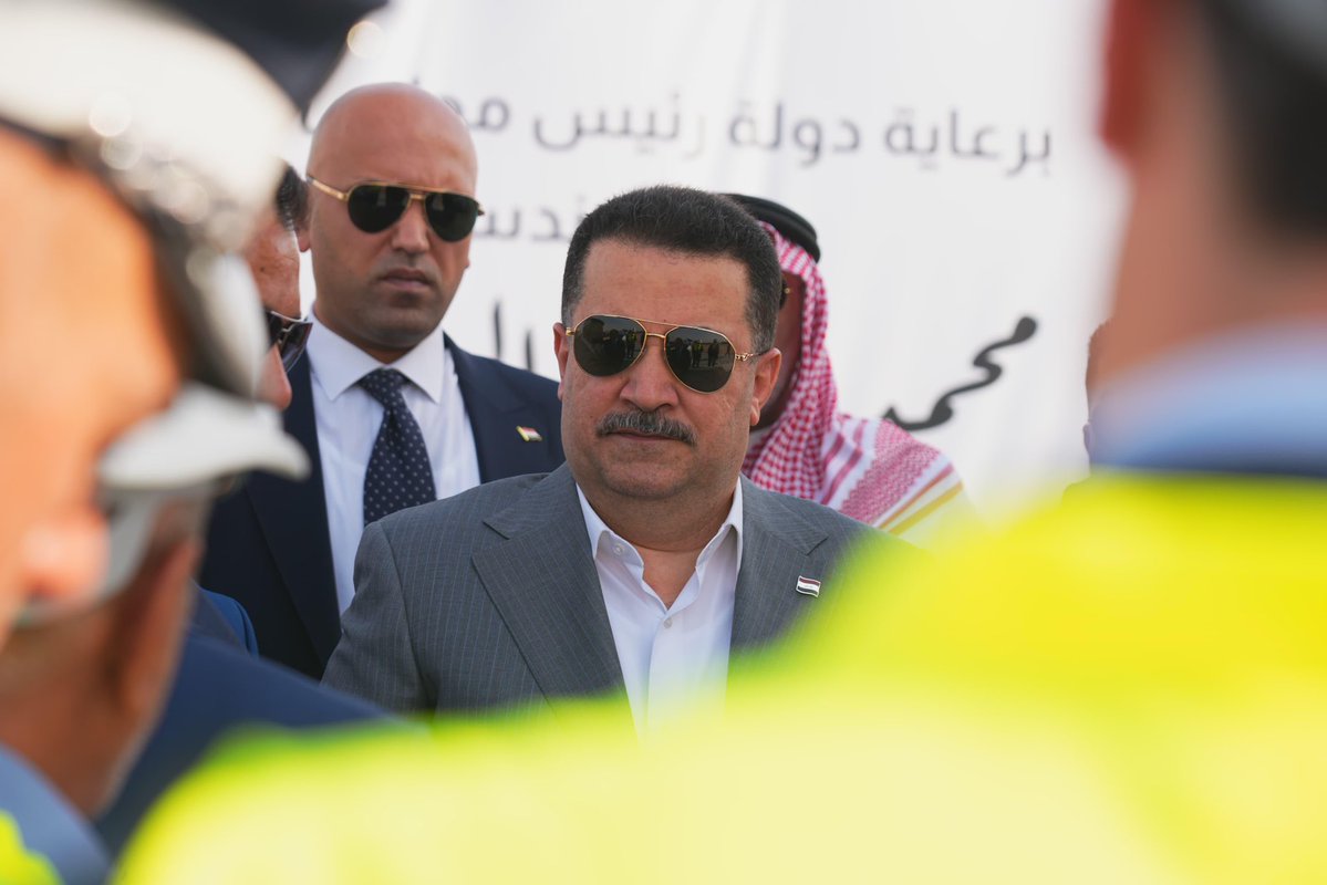 IraqiPMO's tweet image. رئيس مجلس الوزراء السيد محمد شياع السوداني، يطلق الأعمال التنفيذية في مشروع الطريق الحلقي المحيط بمدينة البصرة بطول 89 كم.
وأوضح سيادته أن المشروع يأتي ضمن خطط الحكومة في تطوير البنى التحتية للطرق، حيث سيمثل انتقالة مهمة في تسهيل حركة النقل في المحافظة، وسهولة الترابط بين…