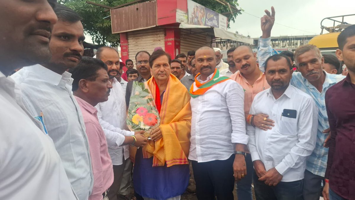 MPLodha's tweet photo. 📍 पारनेर, अहिल्यानगर

आज अहिल्यानगर जिल्ह्याच्या दौऱ्यावर असताना पारनेर सुपा मंडल अध्यक्ष श्री. अमोल भास्करराव मैड आणि कार्यकर्त्यांनी केलेले स्वागत स्वीकारले आणि त्यांच्याशी संवाद साधला.

#BJP #BJP4Maharashtra #Ahilyanagar #Parner https://t.co/lUcwMPrSHP