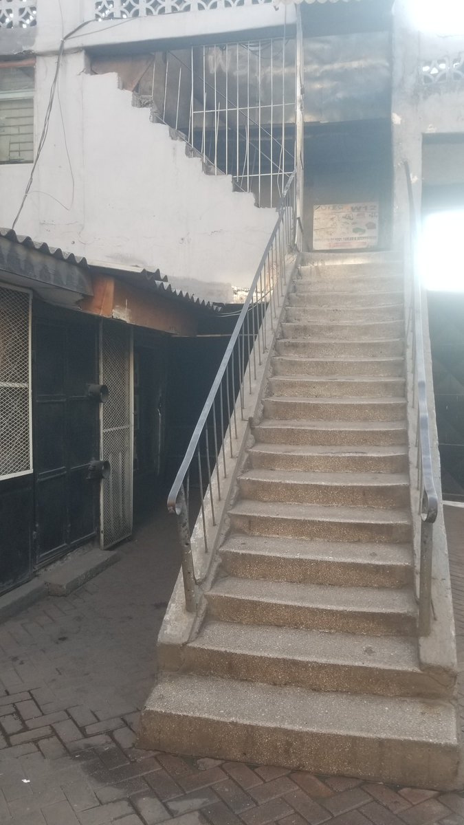 Michael_mjb's tweet image. Tauli wamu lsk if you don't know this staircase.
I remember kuma 2012 we got we dizzy on to and it was deadly to walk down these stairs when drunk 💀