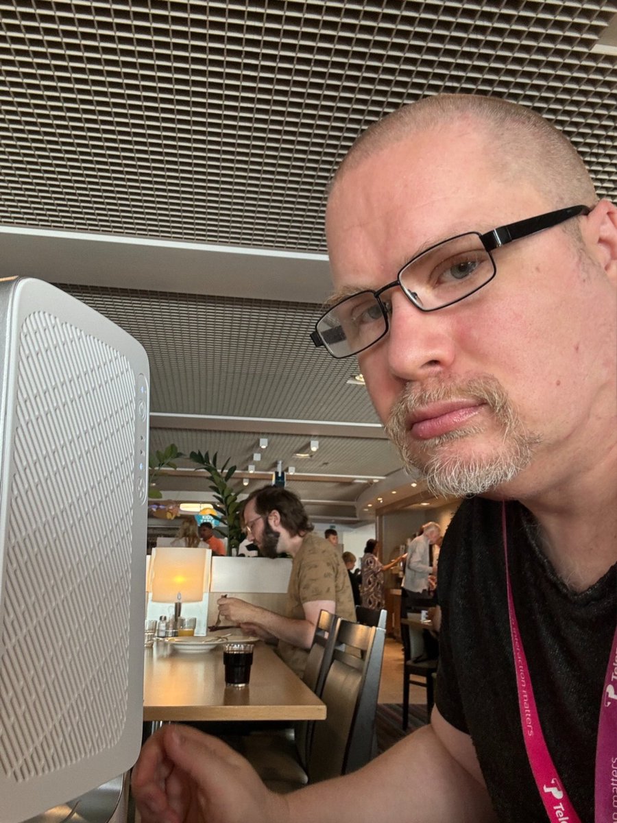 TobiPetersson's tweet image. Ett nästan masklöst undantag tidigare i veckan som funkar? Öste i mig viruseptin före och efter i näsa och mun( sugtablett) och hade luftrenaren från Airfanta 10 cm framför nosen, hämtade mat med mask, kvick frukost. Ännu inte sjuk.
@AnjaLSundberg @Teheimar @LindbergPhoto