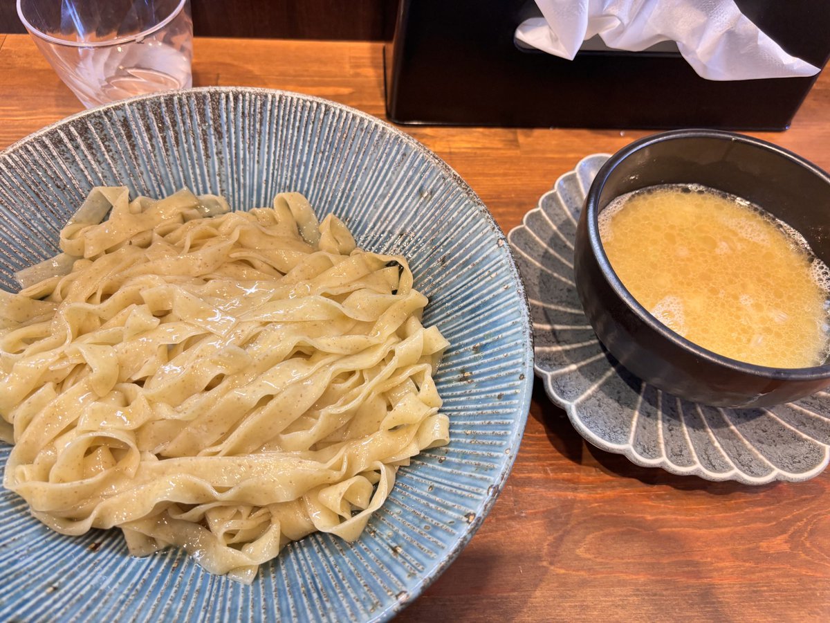 baby10out's tweet image. 若林区荒井
自家製麺ラカン
鶏塩麹と四番のつけ麺 大盛
種類豊富なので何回来ても飽きない
暑すぎたので今回もつけ麺
麺そのもののポテンシャルが高すぎるのと麺が冷えてるので暑い日に麺だけでいただくのが最高すぎる
もちろんつけ汁も最高
今回は時々つけながらスープ感覚でいただきました