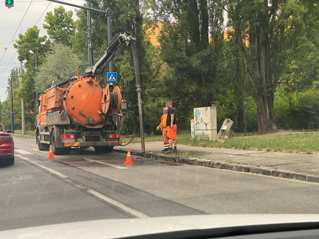 zelenavlna's tweet image. #CESTARI V Bratislave na konci Gagarinovej smerom do centra čistia kanály v pravom pruhu.