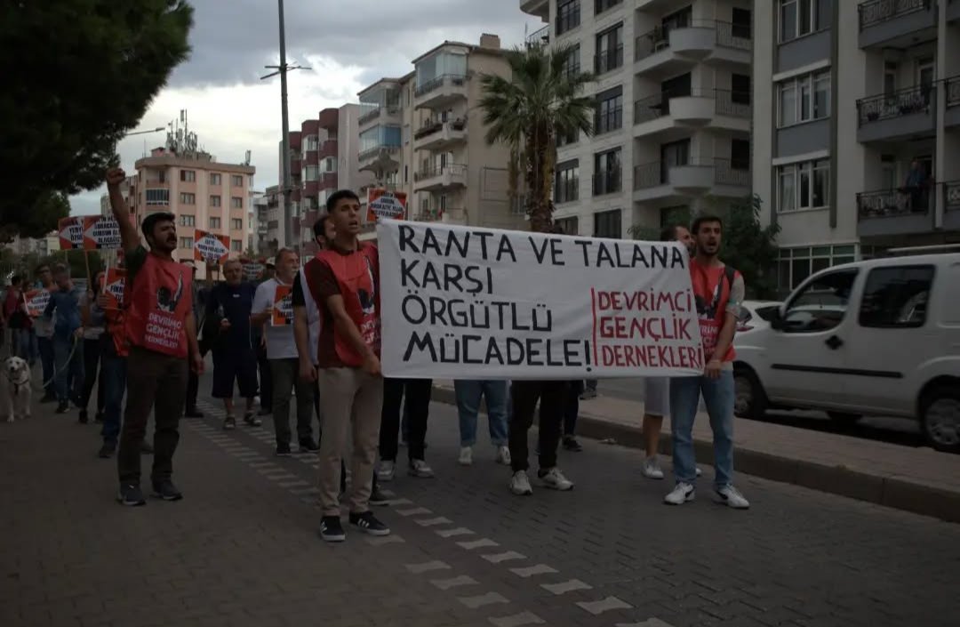 dgdcanakkale's tweet image. Çanakkale ve diğer illerimizde süren yangınlar, AKP iktidarının rant ve talan hırsının sonucudur!
Eskişehir’de 11 işçinin yaşamını yitirmesi, bu düzenin kirli yüzünü bir kez daha hatırlatmıştır.
Vatandaşlardan toplanan vergiler, halkın güvenliği ve yaşamı için harcanması…