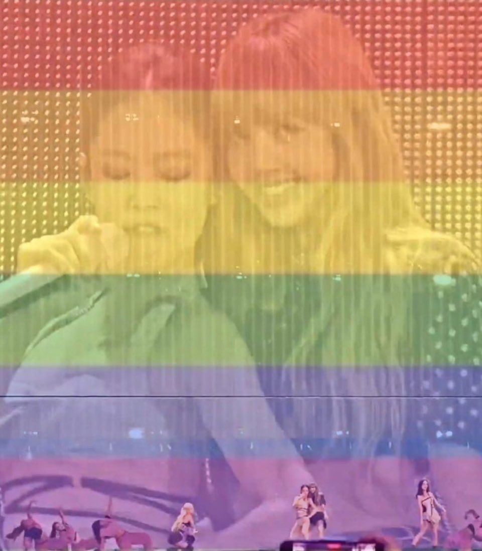 JENLIALISA's tweet photo. JENLISA BEING LESBIAN 💗😂🏳️‍🌈 #jenlisa #jennie #LISA #BLACKPINK_DEADLINE_TORONTO #BLACKPINK https://t.co/OP8sBxawiK