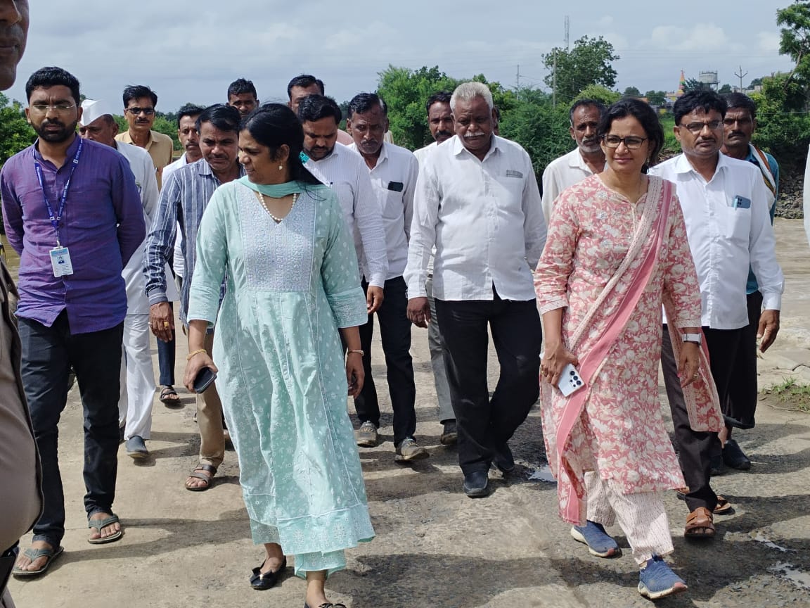 #वाशिम
रिसोड तालुक्यातील वाकद व मोप मंडळातील विविध गावांमध्ये झालेल्या अतिवृष्टीमुळे शेती पिकांचे मोठ्या प्रमाणावर नुकसान झाले असून रस्ते व पूलही बाधित झाले आहेत. या पार्श्वभूमीवर   जिल्हाधिकारी बुवनेश्वरी एस.  व तहसीलदार प्रतीक्षा तेजनकर यांनी संपूर्ण भागाची सखोल पाहणी केली.