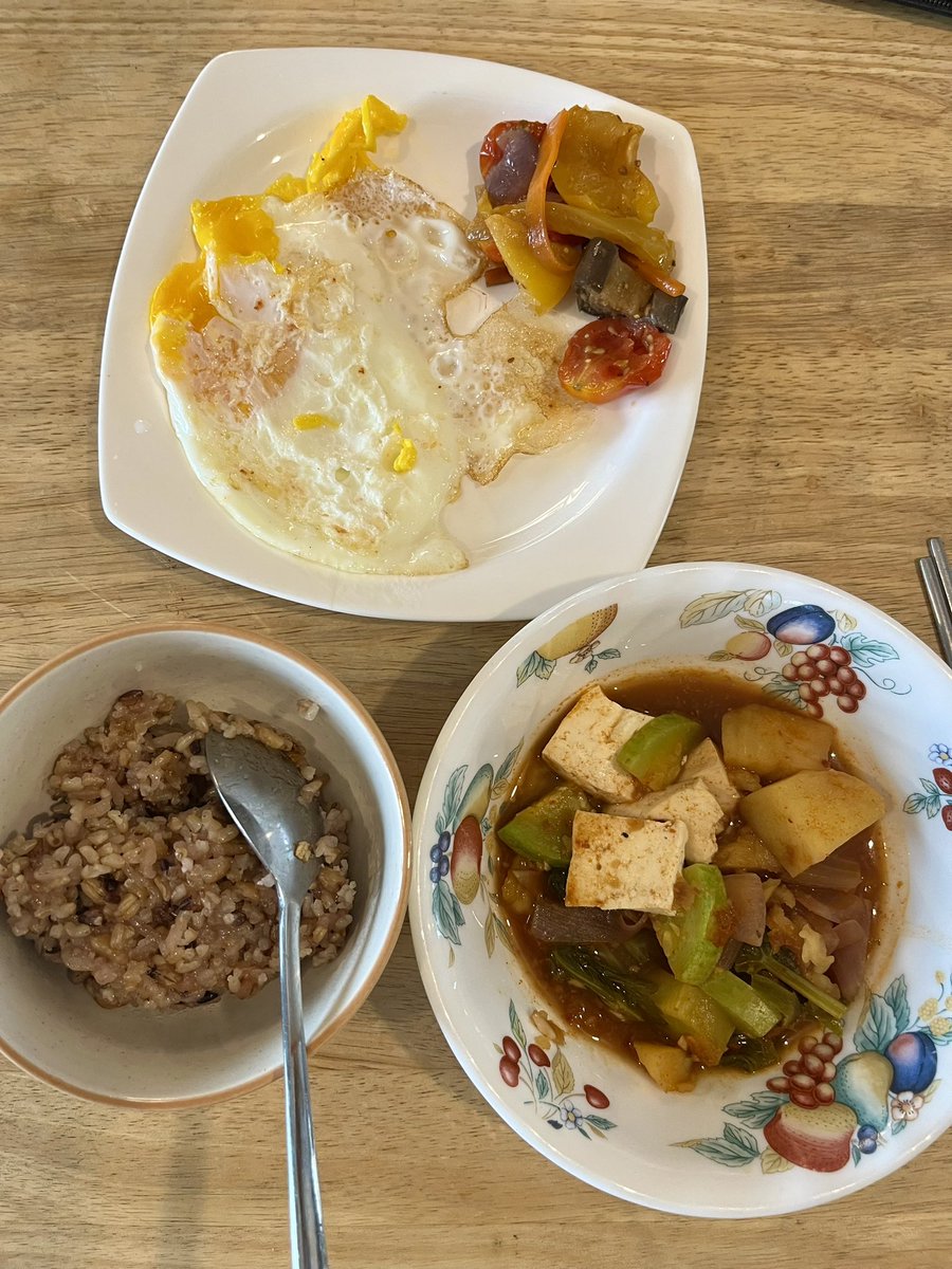 arlynmon's tweet image. 고추장감자찌개가 정말 잘 됐지 모야 병원 검진 다녀와서 오랜만에 만남하고 일하고 만남이야 내일은 연습이야 너무 더워서 요즘 잘 못 먹은 날들도 있는데 힘내서 냉장고 털이 채소 볶음도 했지
가지 파프리카 양파 감자 양배추 적양파 두부 마늘 사랑해