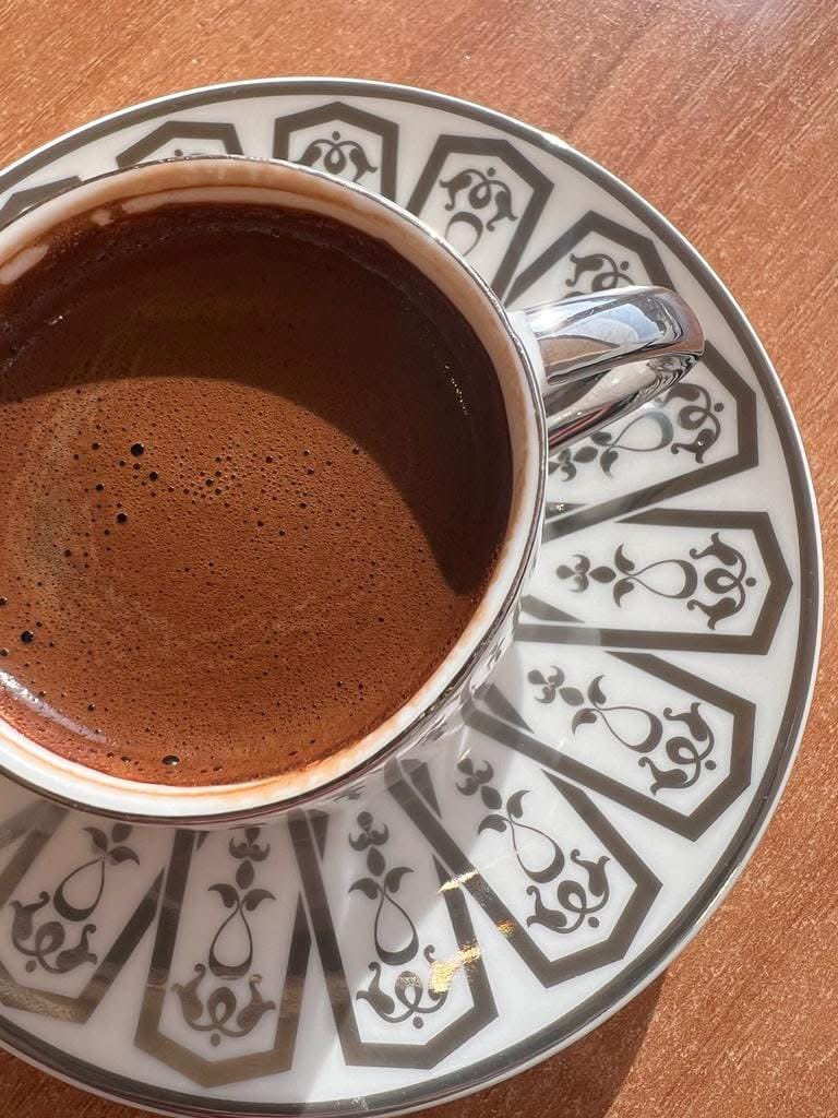 "البُنُّ في عَينيكِ يَغلِبُ قهوتي 
لا تَحرميني لذَّةَ الفنجانِ 

عَرَبيةٌ تلك العيون أليمَةٌ 
جَمَعت مَذاقَ البُنُّ و الهَذَيانِ!"