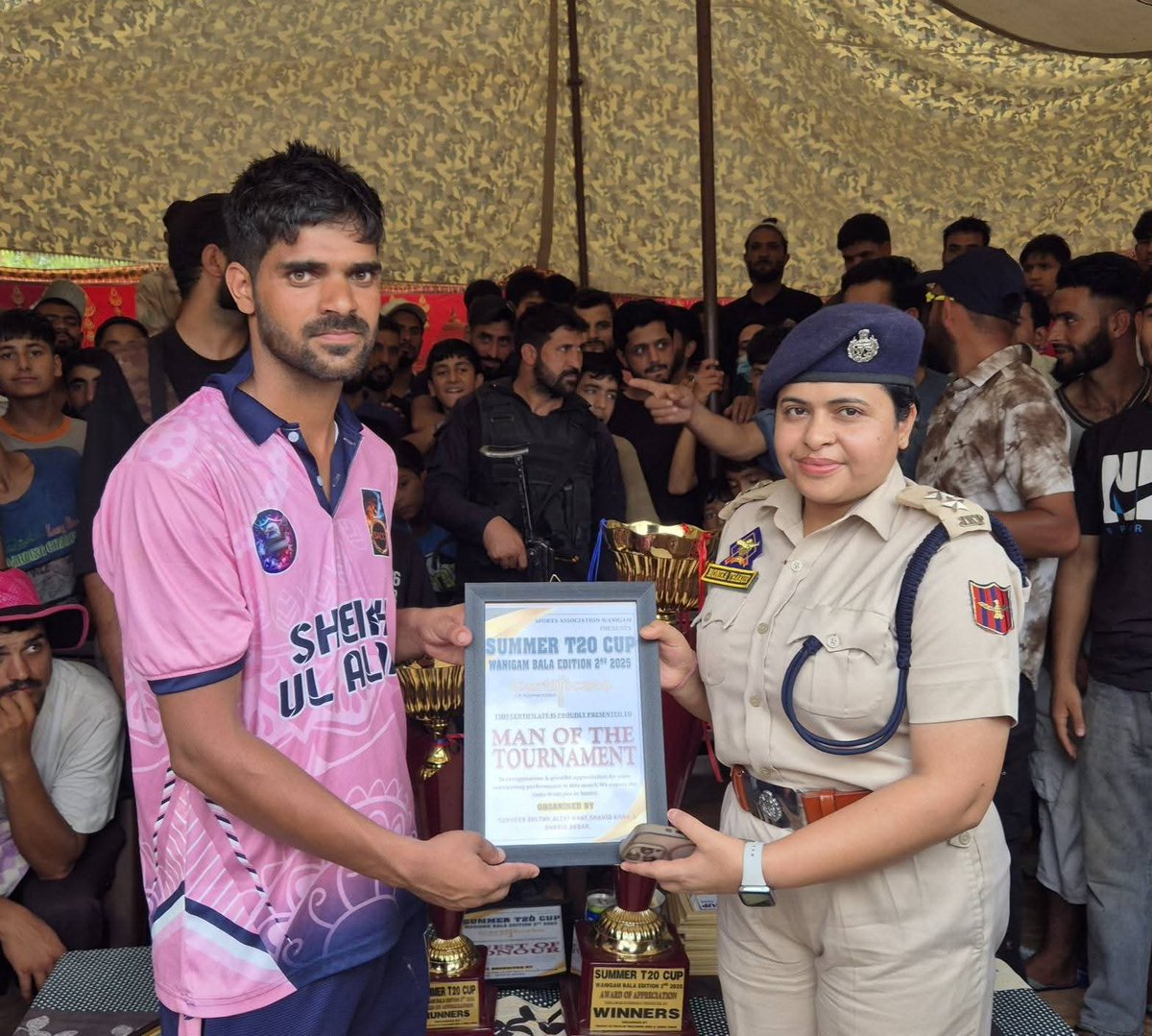 The <a href="/AquibParray/">Parray Aquib</a> Player of Sheikh-ul-Alam Cricket Club, Dargam, has been declared the Man of the Tournament at the Summer T20 Cup- Wanigam Bala (2nd Edition).
@MudgalYasha <a href="/mingasherpa/">Minga Sherpa</a>