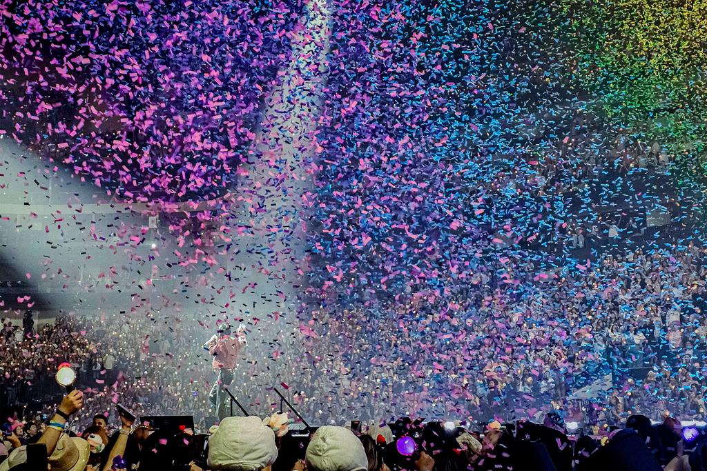 Physically at work, mentally front row at the Jin tour 😭💜

#Jin_TOUR_US #BTS