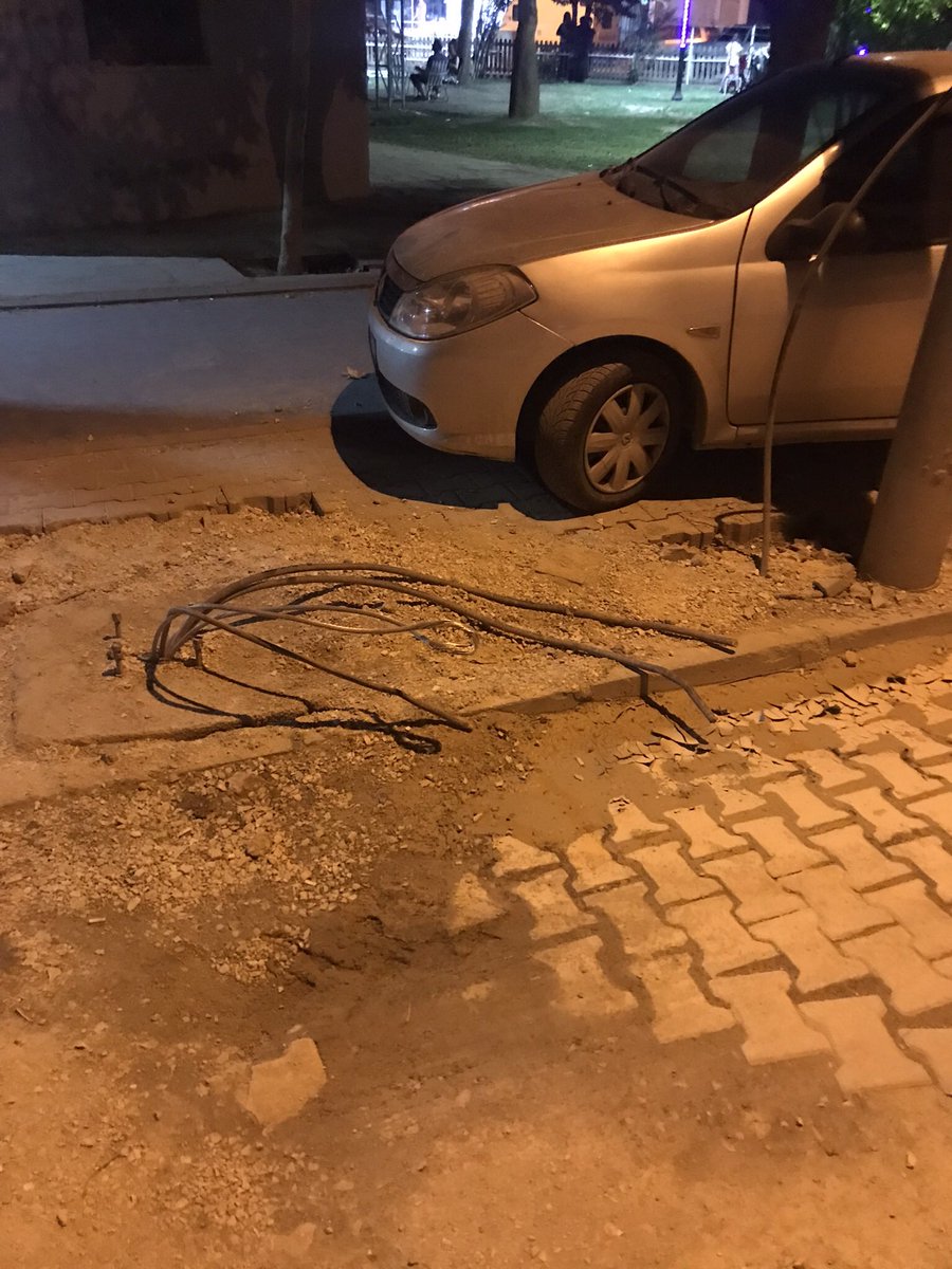 cmncgl's tweet photo. @gdzelektrik @manisabsb @yunusemrebld @gdzelektrik in sorun giderildi dediği çocuk parkının kaldırımındaki kablolar. @manisabsb @yunusemrebld herhangi bir yaptırımınız olmayacak mı? https://t.co/kv018IZ9Az