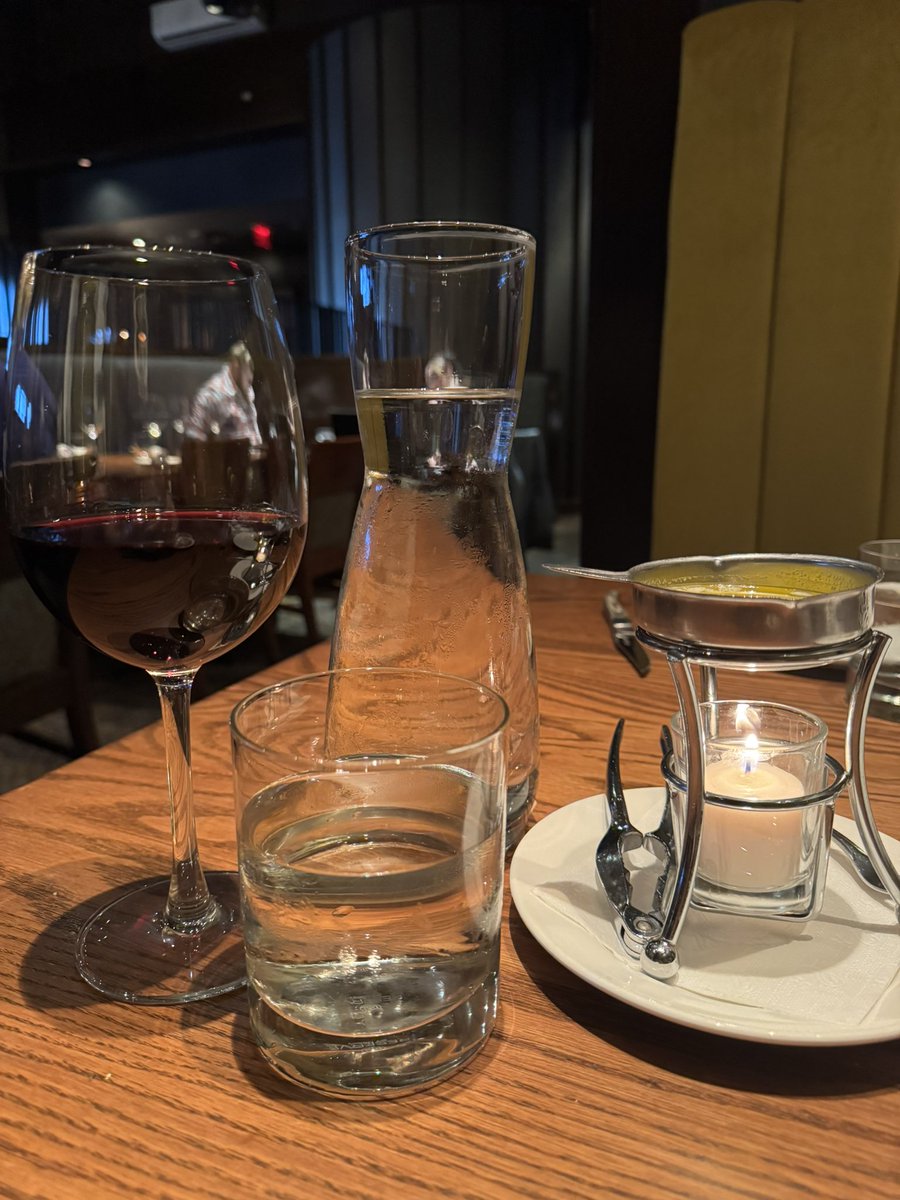 AnnaNguyen1921's tweet image. A peaceful dinner.
Sinh nhật sớm của em gái út ở Canada, rồi lại cùng nhau bay về Việt Nam với mẹ.
#thekegbar