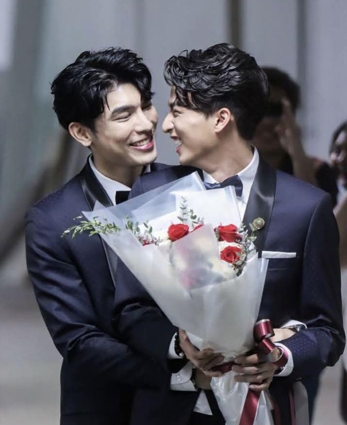MGT9197's tweet photo. #ThursdayMewGulf
#MewSuppasit 
#GulfKanawut
#wanjaaimewgulf
Thứ năm là một ngày đặc biệt của MG ❤️🌞🌻 https://t.co/4xwei31meg