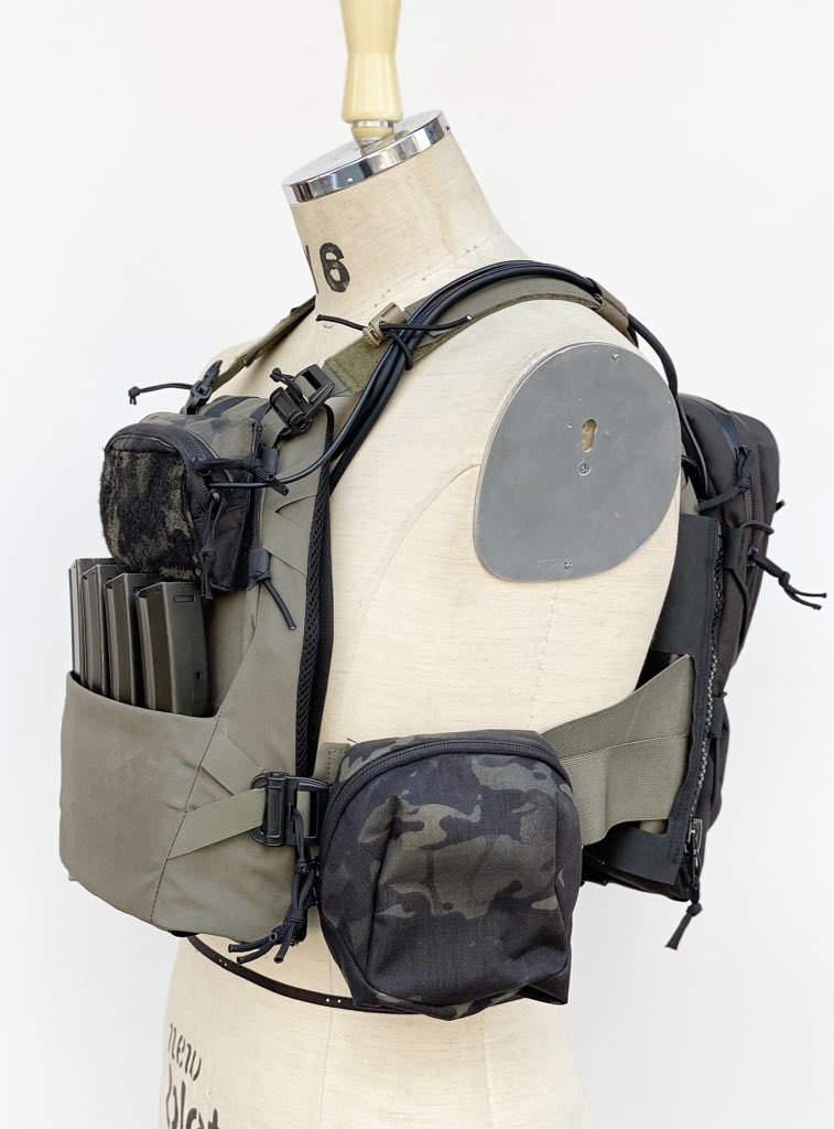 x115xtaylor's tweet image. きっと世界初!
水冷式プレートキャリア。
水冷服の機構を取り外してプレートキャリアに流用しました。
氷らせたペットボトルと循環水をハイドレーションパックの様な袋につめてポンプで循環させる仕組みをプレキャリに合体させました
さて、どれほど冷えるでしょうか🧊