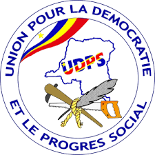 hervekalondaM's tweet photo. Tshilombo invente des postes à gogo : chargé des missions, chargé des questions stratégiques… pour caser cousins, belles-mères, pasteurs et copines du clan. À ce rythme, bientôt chargé de préparer le thé au palais ! #RDC #Clanisme #Fatshi https://t.co/SI5Pn3HvXt