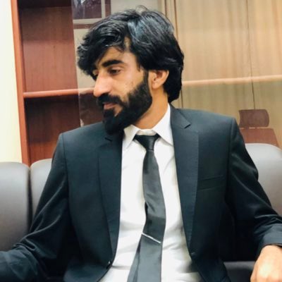 AmnaBaloch24's tweet image. یہ کالا کوٹ کو حکیم نے پہنا ہےقانون کی ڈگری والے پہنتے ہیں اور جس نے حکیم کو لاپتہ کیا وہ بھی کالی وردی والے محافظ تھے اس ملک کا قانون بھی اندھا ؤ کالا ہے بلوچ تو اپنی زمین پر انصاف کیلئے در بدر ہے پھر کہا جاتا ہے بلوچی کیوں ناراض ہیں
#ReleaseHakeemBaloch
@VeengasJ @amnesty